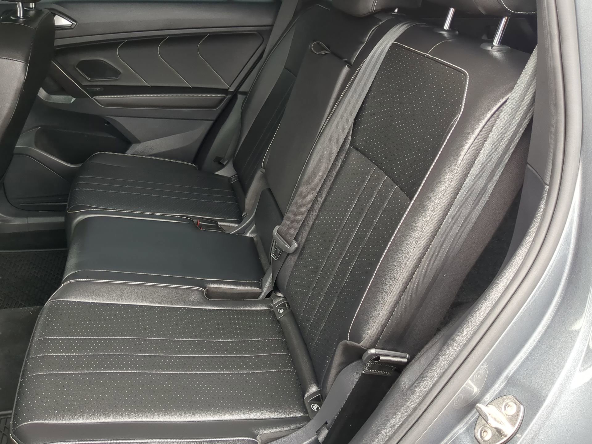 Used 2022 Volkswagen Tiguan SE R-Line image 42