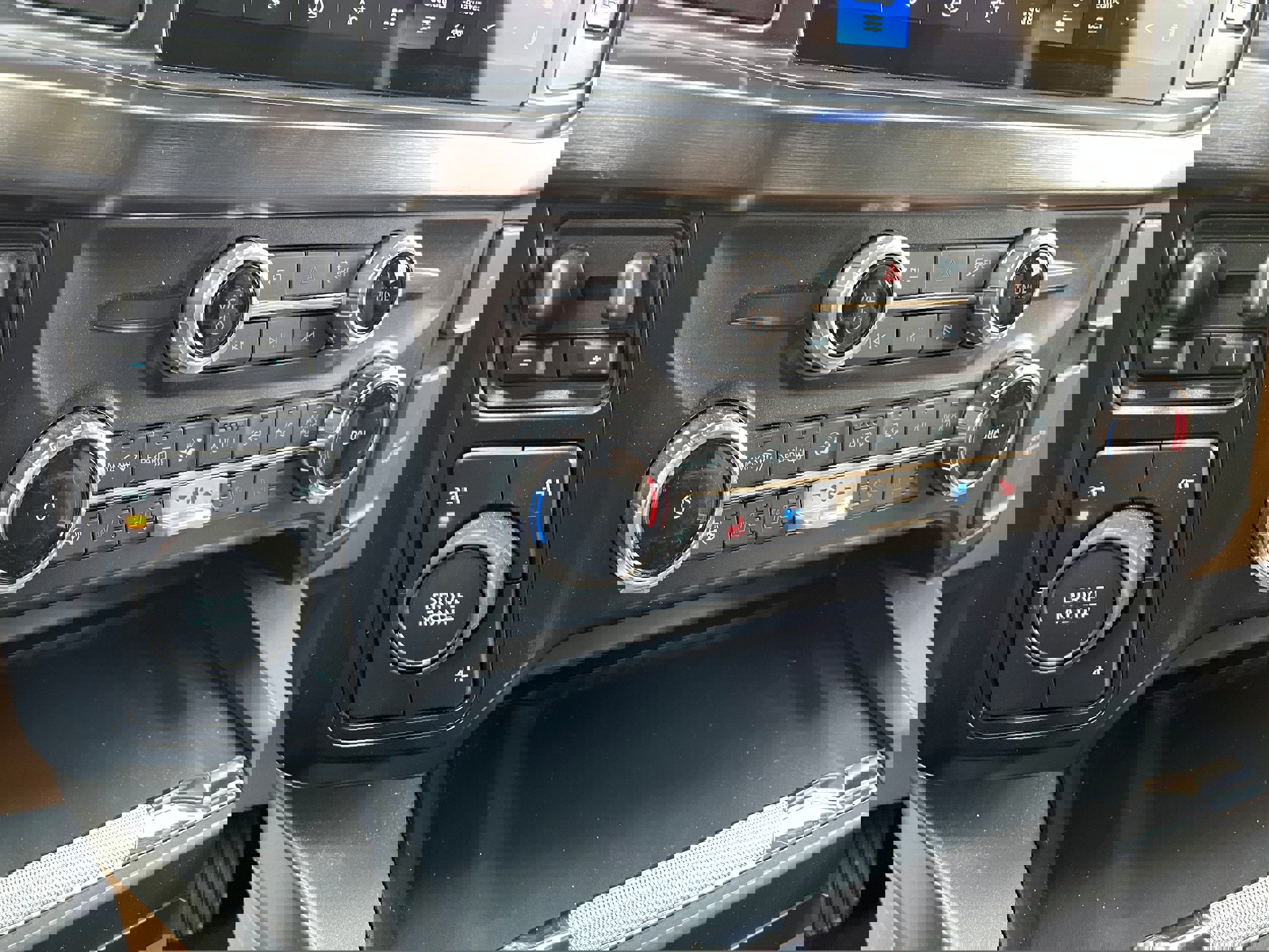 Certified 2025 Ford F550 Lariat image 19