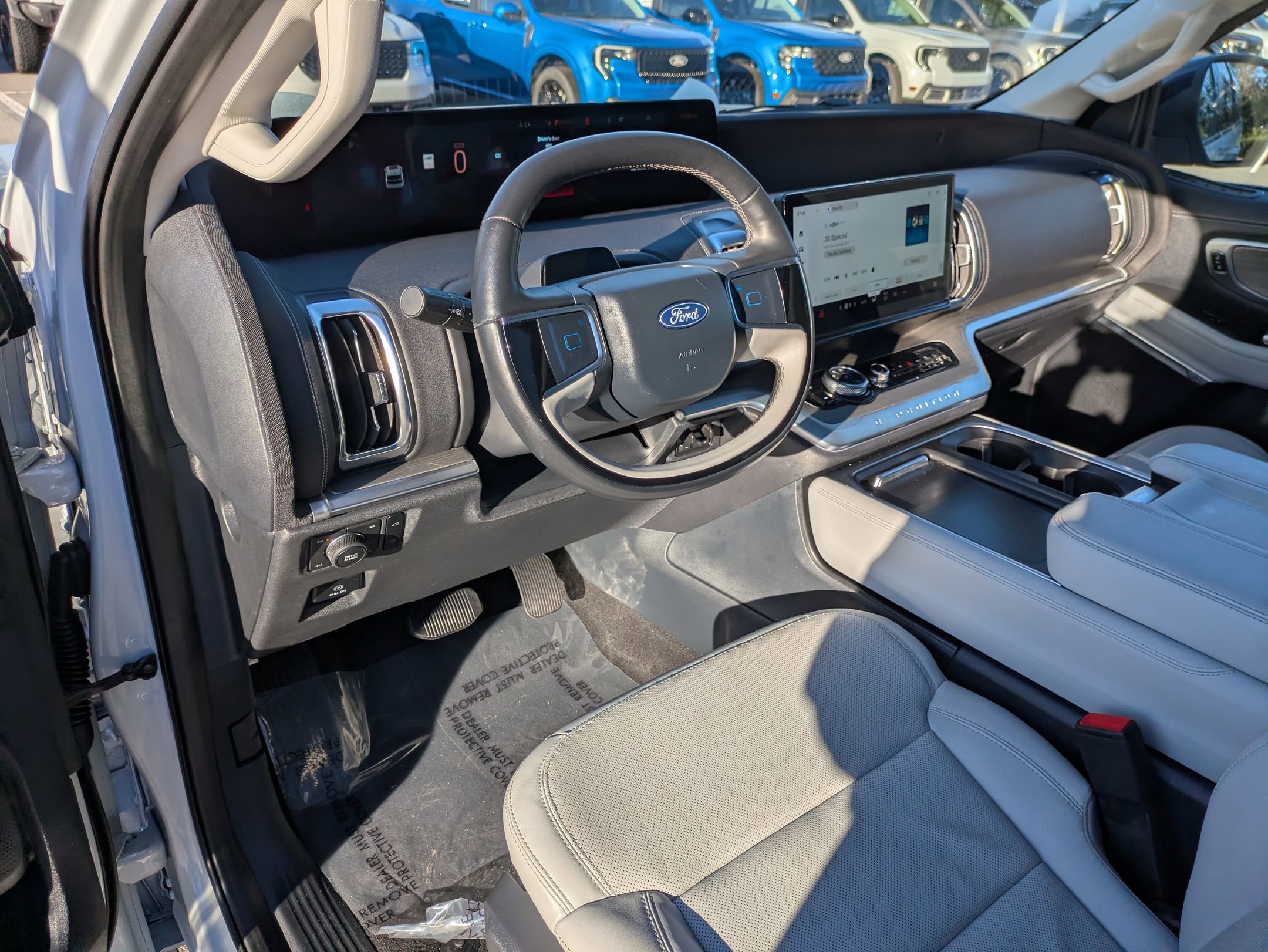 Certified 2025 Ford Expedition Max Platinum w/ Driver's Package AWD/4WD image 14