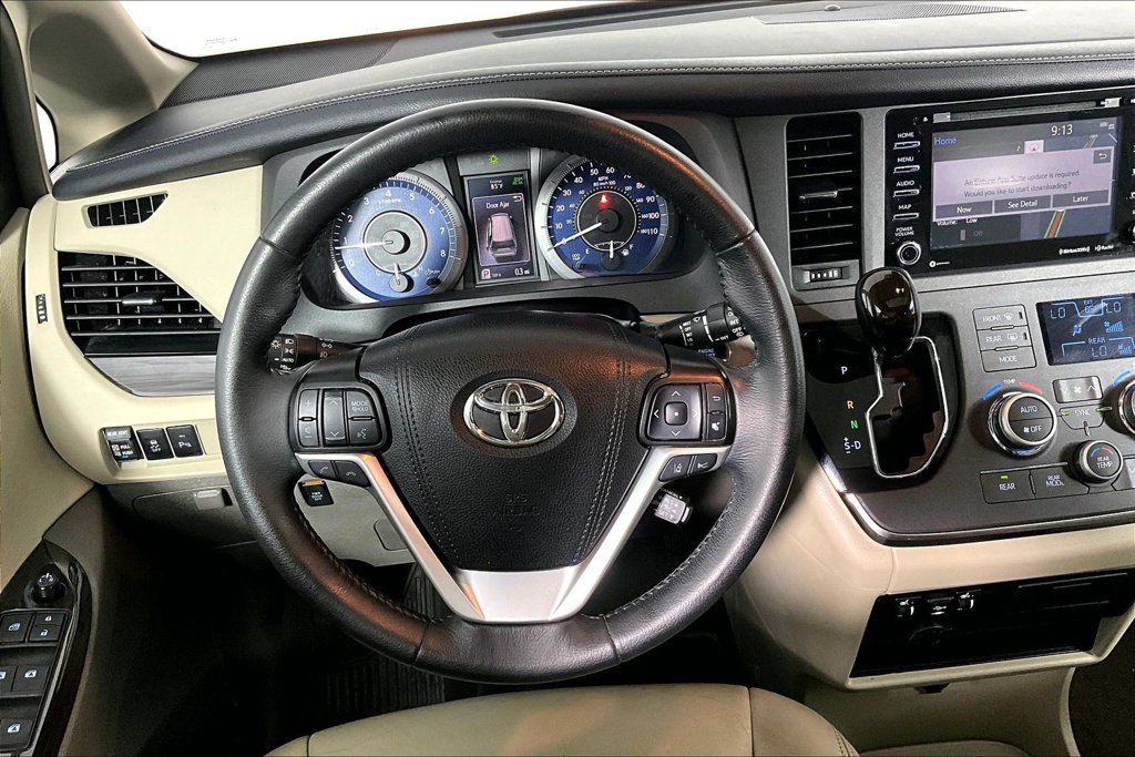 Used 2019 Toyota Sienna XLE w/ XLE Navigation Package FWD image 5