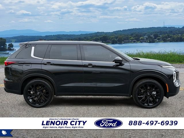 Used 2023 Mitsubishi Outlander SE Black Edition image 2