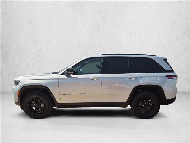 Used 2025 Jeep Grand Cherokee 4WD image 9