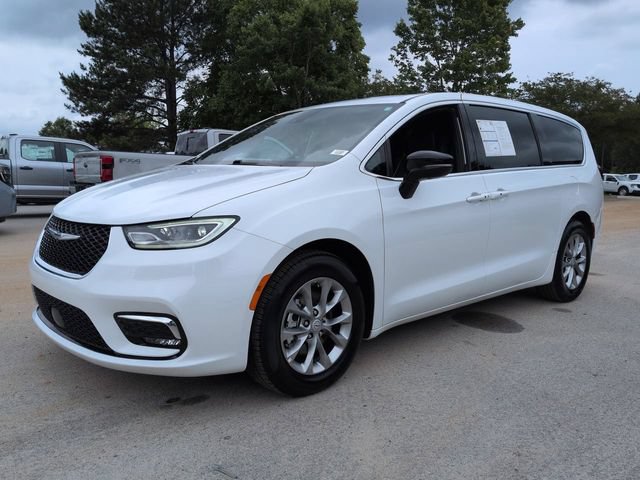 Used 2026 Chrysler Pacifica Limited FWD image 8