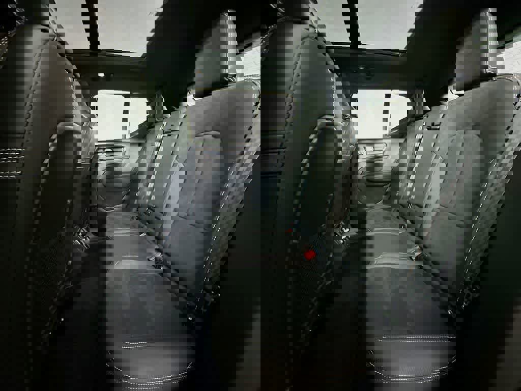 Used 2023 Volvo XC40 B5 Plus image 14