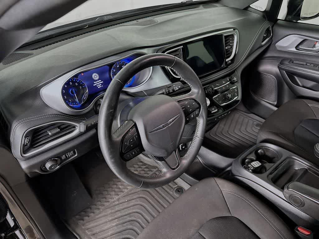 Used 2021 Chrysler Pacifica Touring w/ S Appearance Package FWD image 2