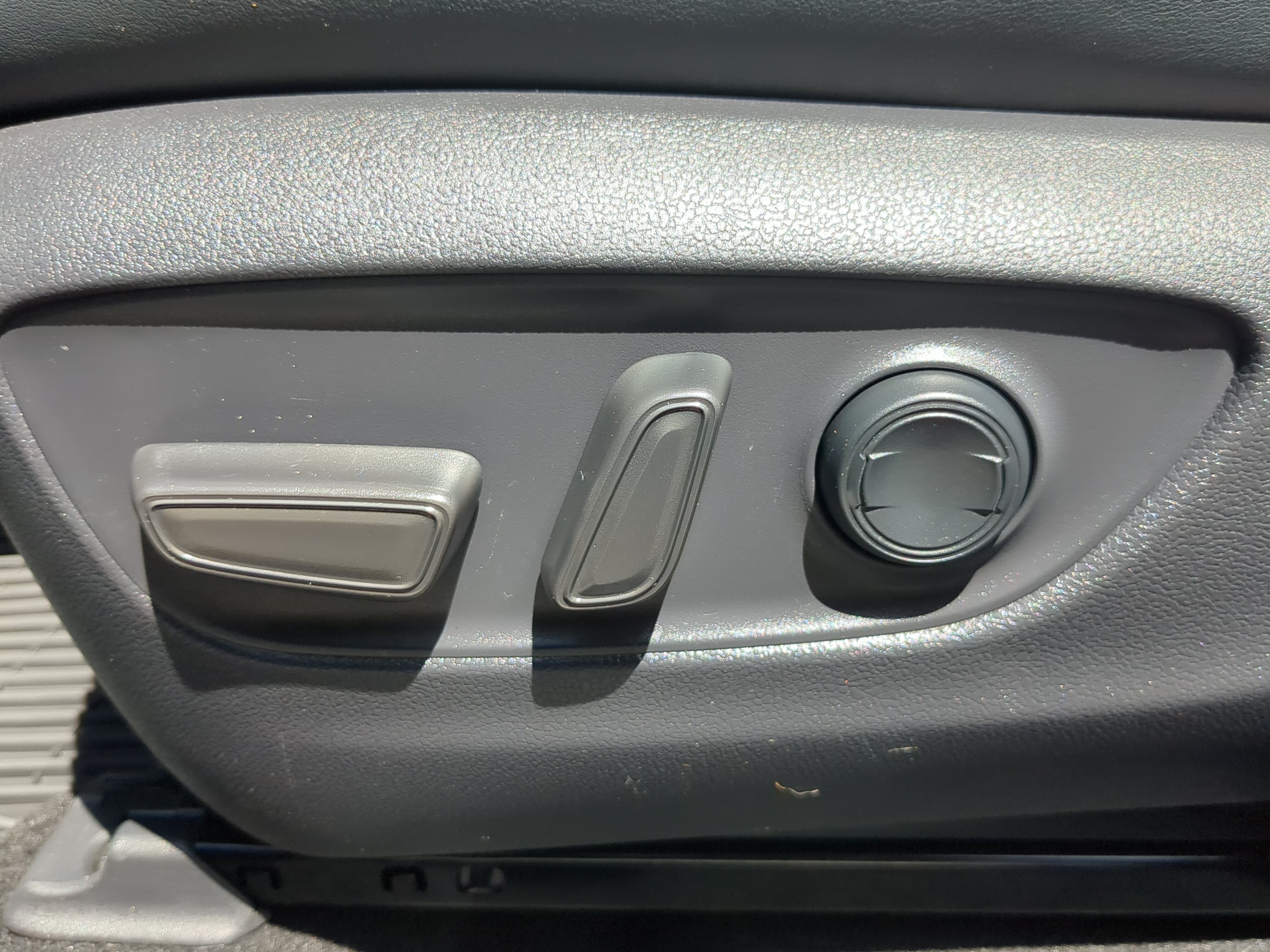 Used 2020 Toyota RAV4 XLE Premium FWD image 28