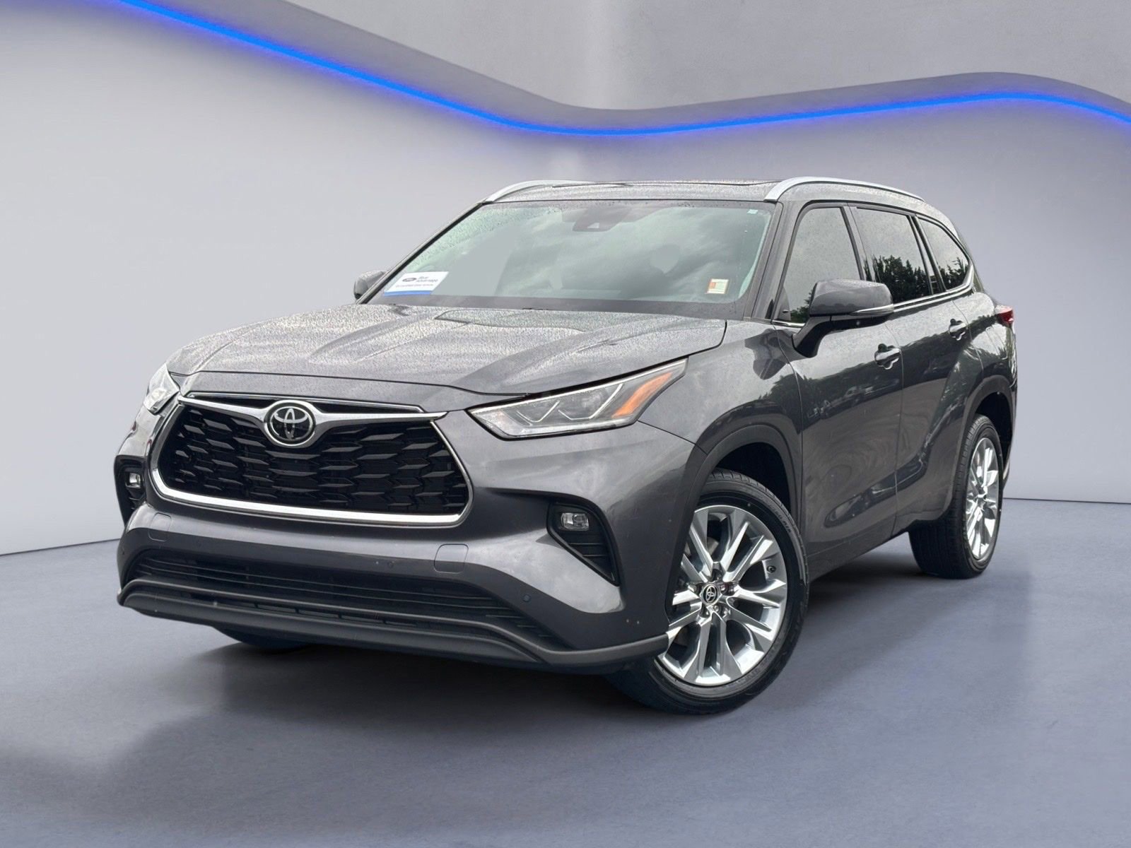 Used 2023 Toyota Highlander Limited FWD image 2