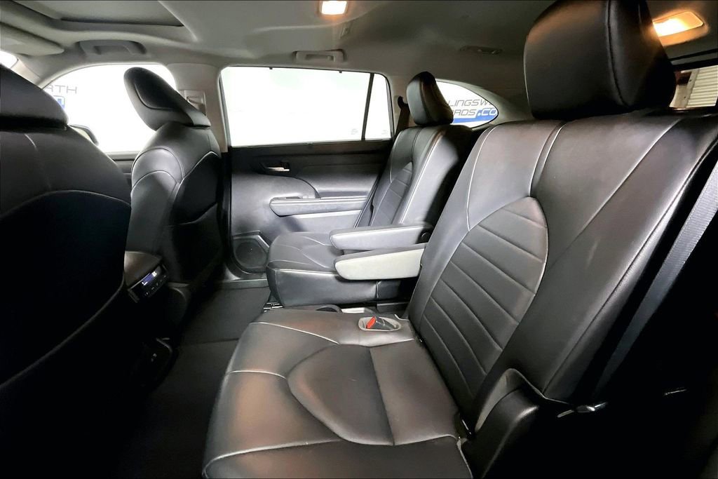 Used 2021 Toyota Highlander XLE AWD/4WD image 16