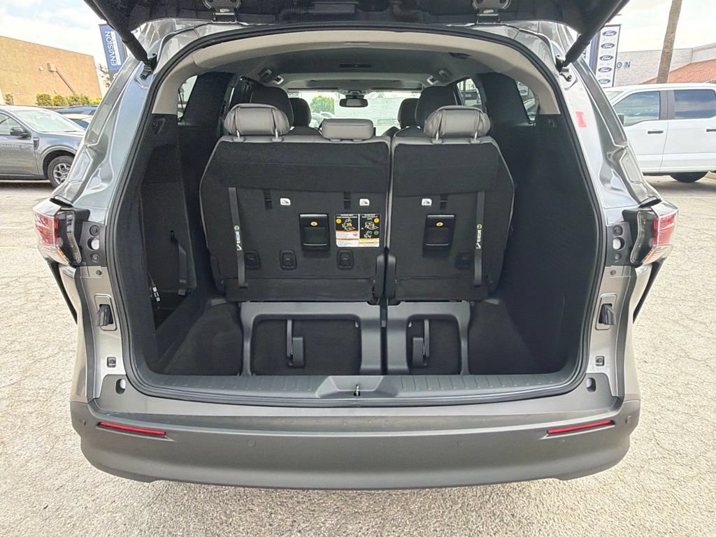 Used 2026 Toyota Sienna XLE FWD image 12