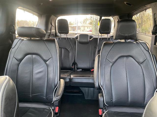 Used 2025 Chrysler Pacifica Limited image 28