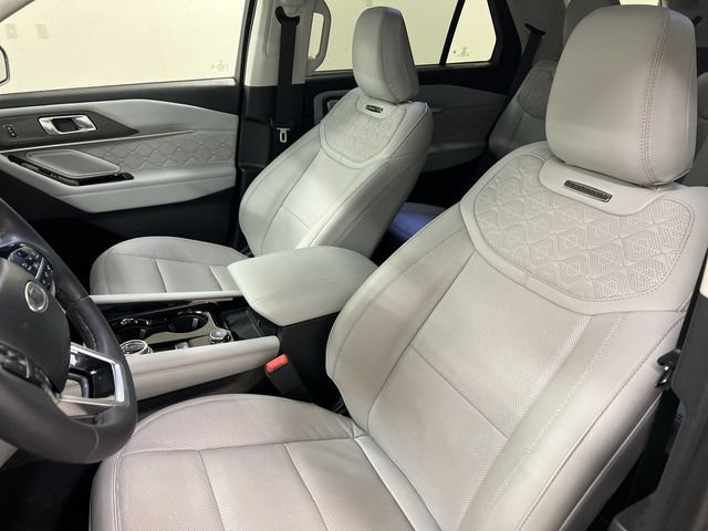 Certified 2025 Ford Explorer Platinum w/ Ultimate Package AWD/4WD image 4