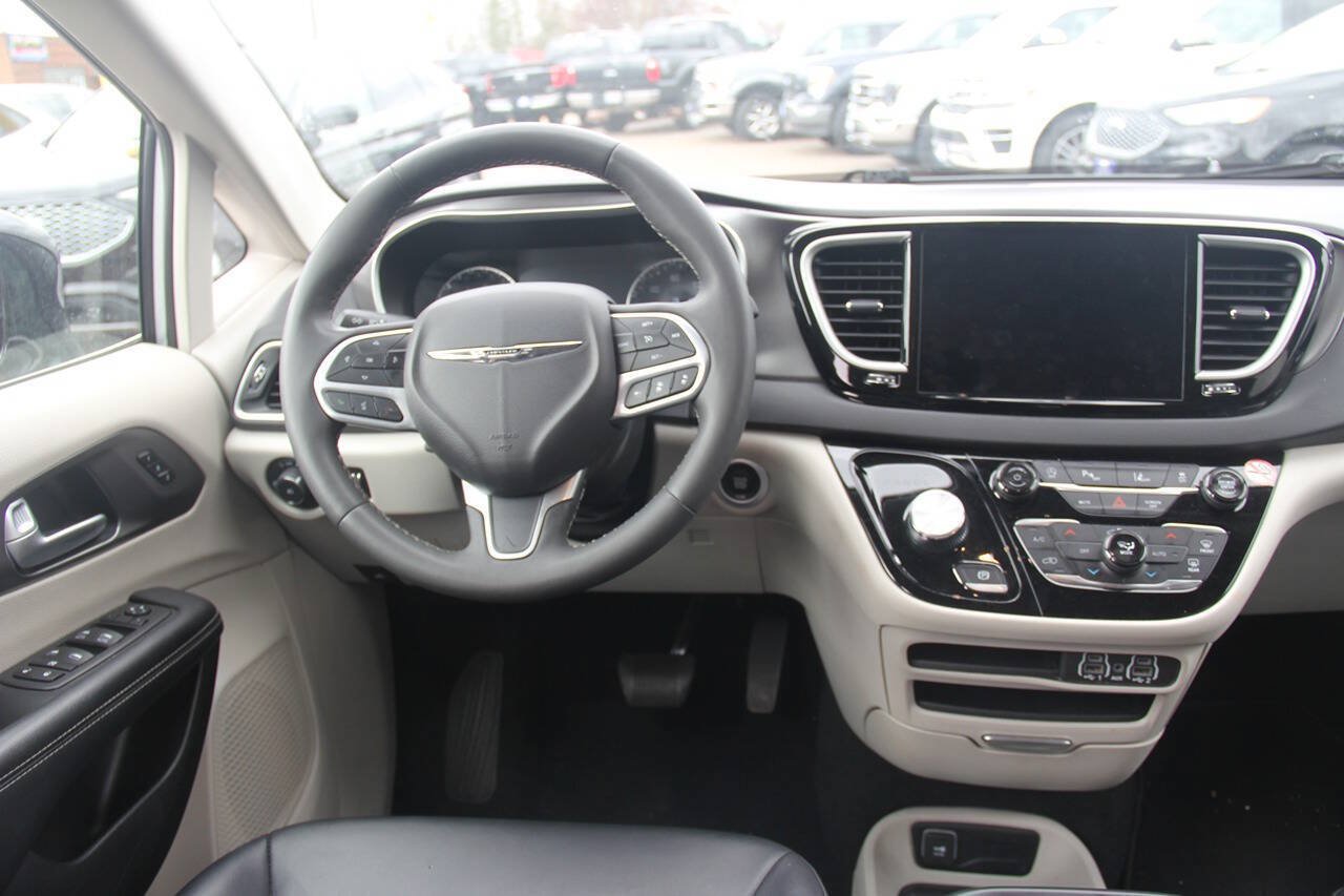 Used 2024 Chrysler Pacifica Touring-L FWD image 19