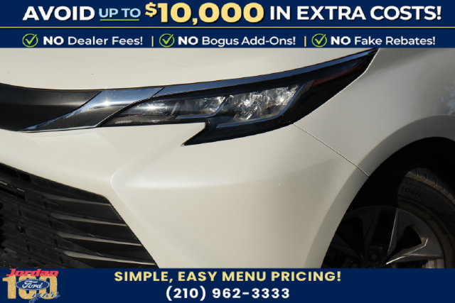 Used 2021 Toyota Sienna XLE FWD image 2