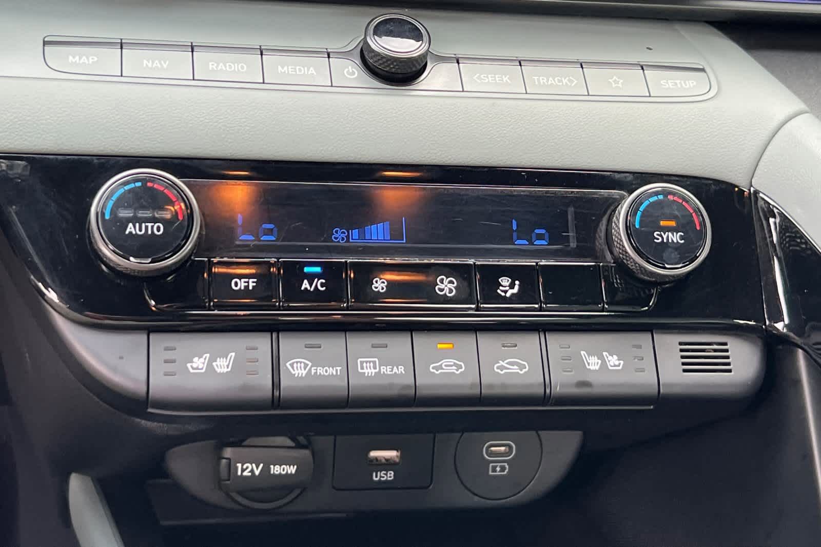 Used 2024 Hyundai Elantra Limited image 21