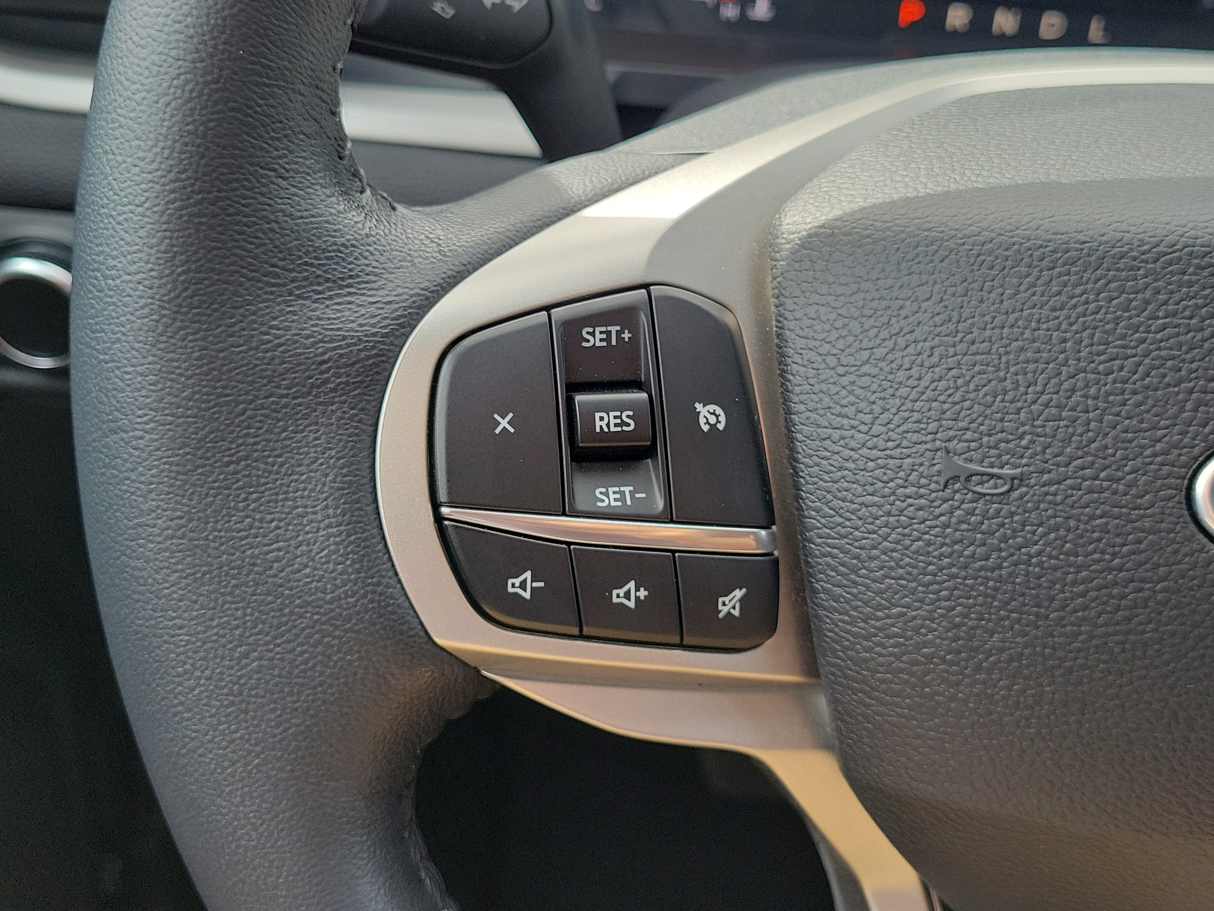 Certified 2024 Ford Explorer XLT RWD image 25