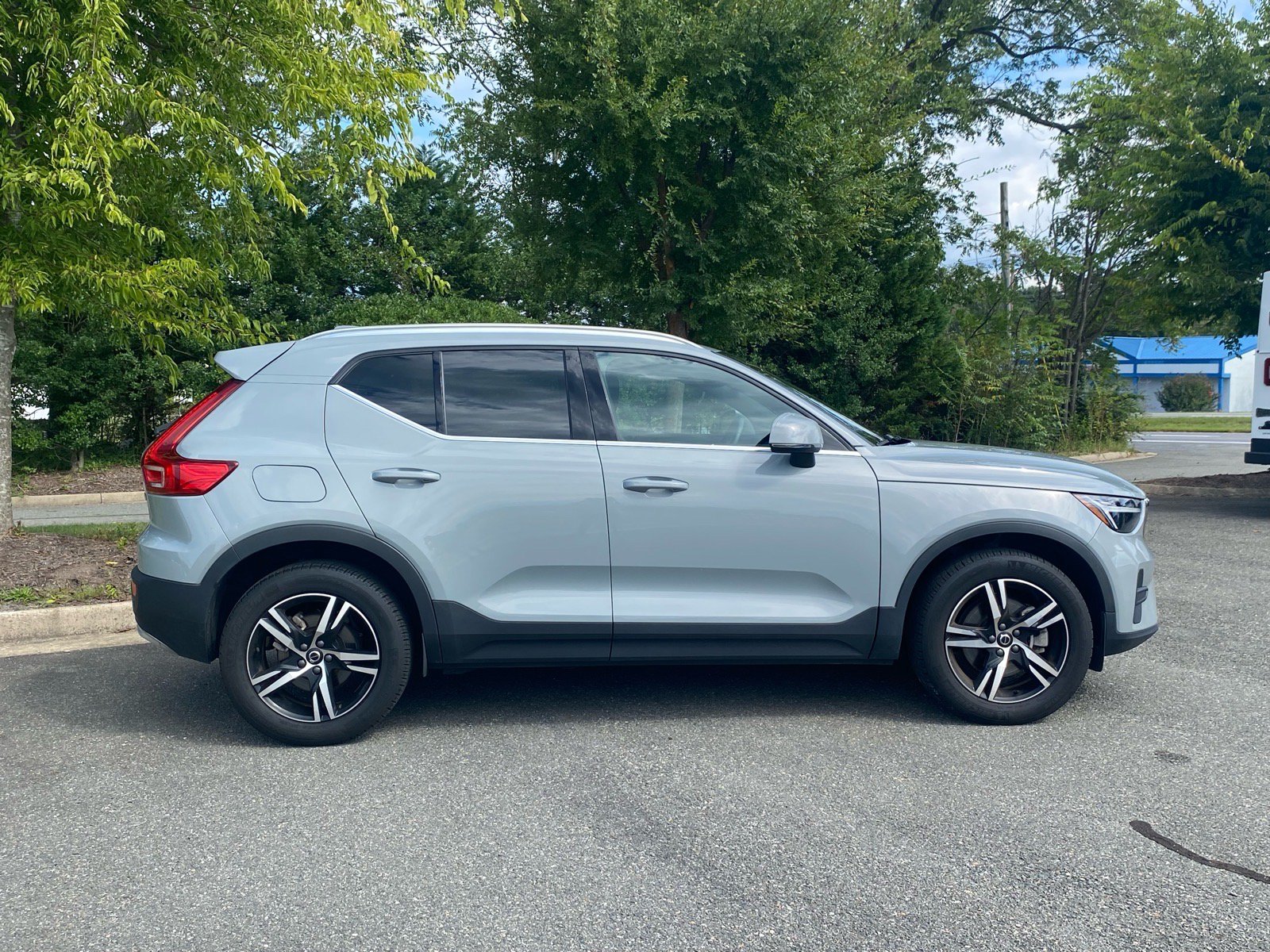 Used 2024 Volvo XC40 B5 Core AWD/4WD image 3