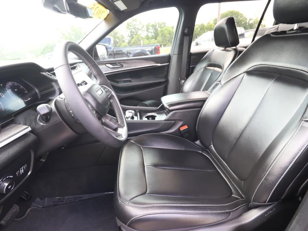 Used 2025 Jeep Grand Cherokee L Limited w/ Black Appearance Package AWD/4WD image 8