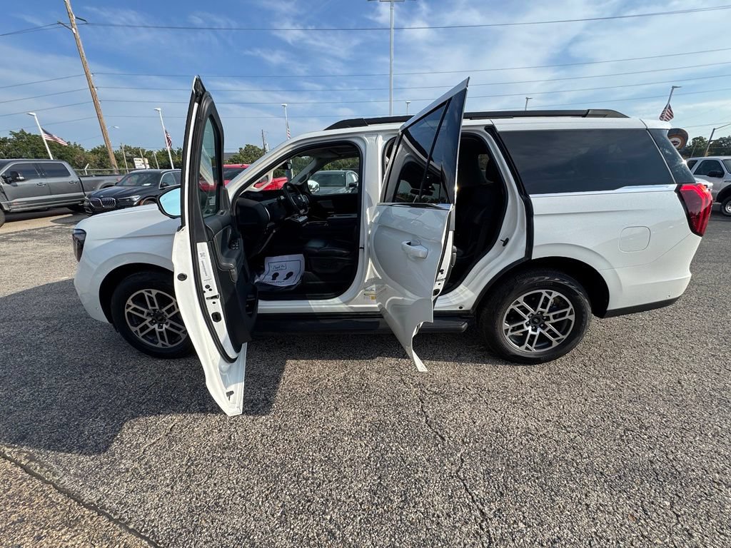 Certified 2025 Ford Expedition Active AWD/4WD image 4