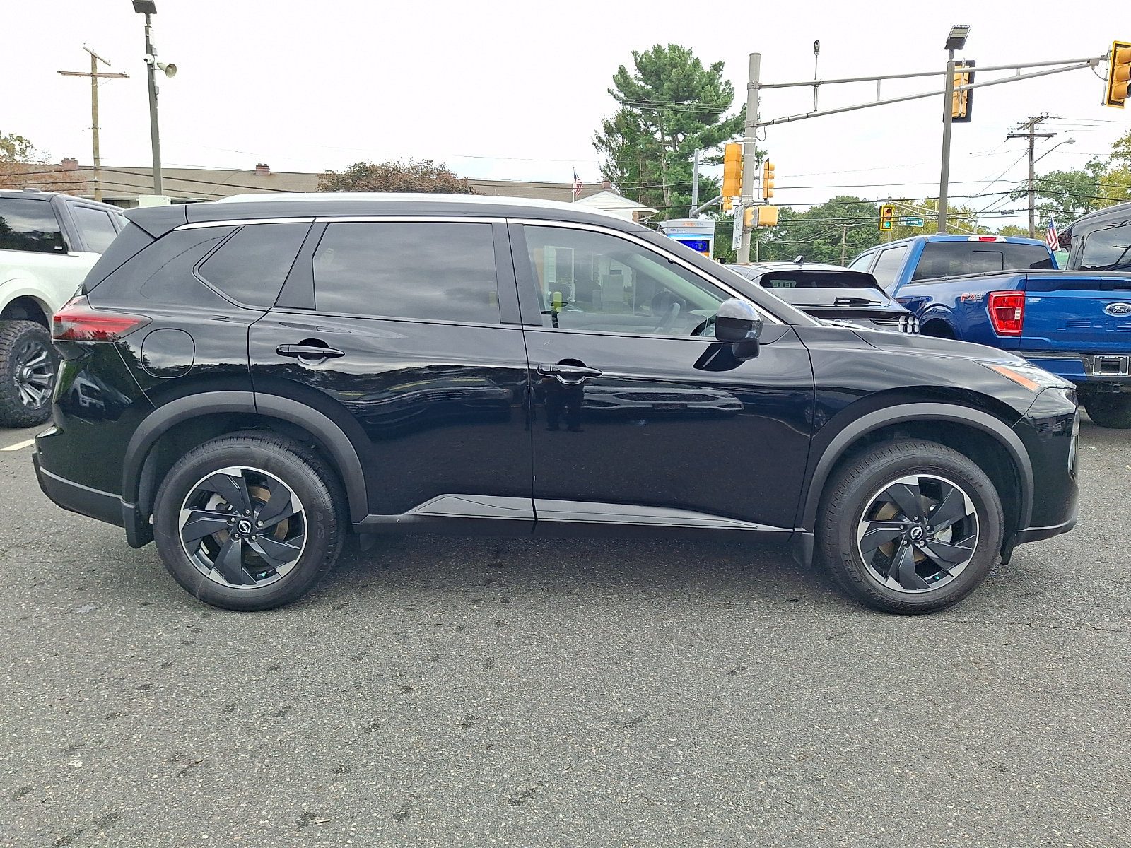 Used 2025 Nissan Rogue SV w/ SV Premium Package FWD image 12