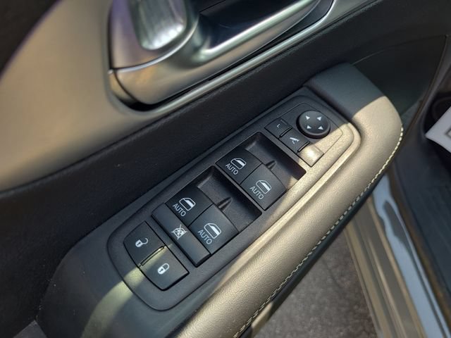 Used 2025 Chrysler Pacifica Limited FWD image 22