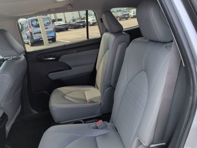 Used 2024 Toyota Highlander XLE AWD/4WD image 14