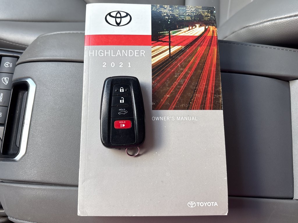 Used 2021 Toyota Highlander XLE AWD/4WD image 22