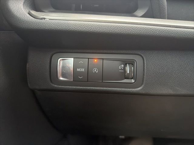 Used 2025 Chevrolet Traverse LT w/ Driver Confidence Package image 25