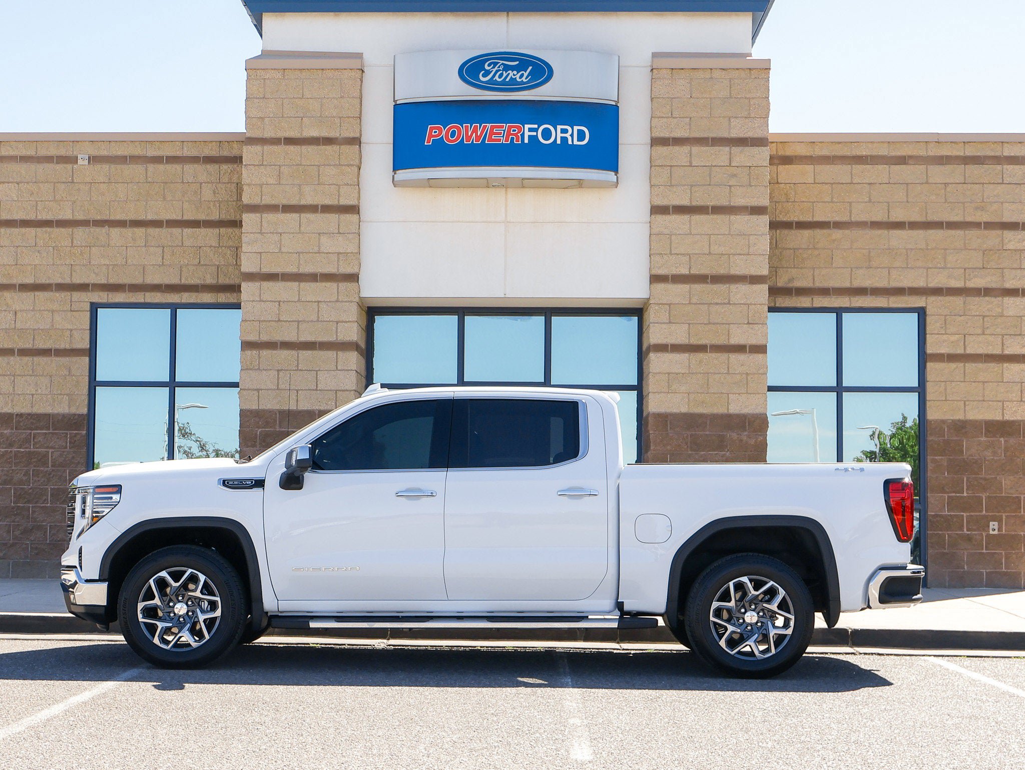 Used 2024 GMC Sierra 1500 SLT w/ SLT Premium Plus Package AWD/4WD image 9