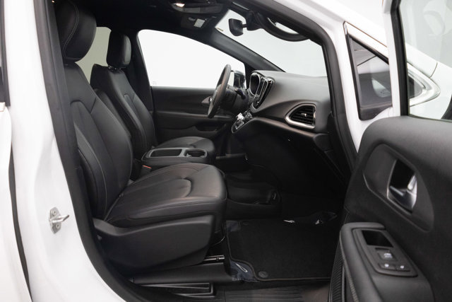 Used 2025 Chrysler Pacifica Select FWD image 29