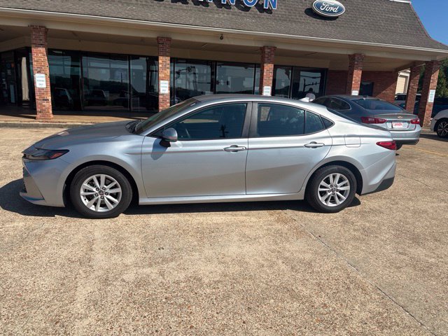 Used 2025 Toyota Camry LE FWD image 2