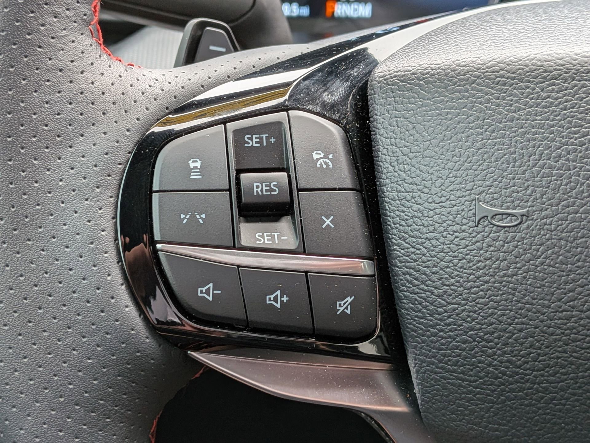 Certified 2025 Ford Explorer ST image 30