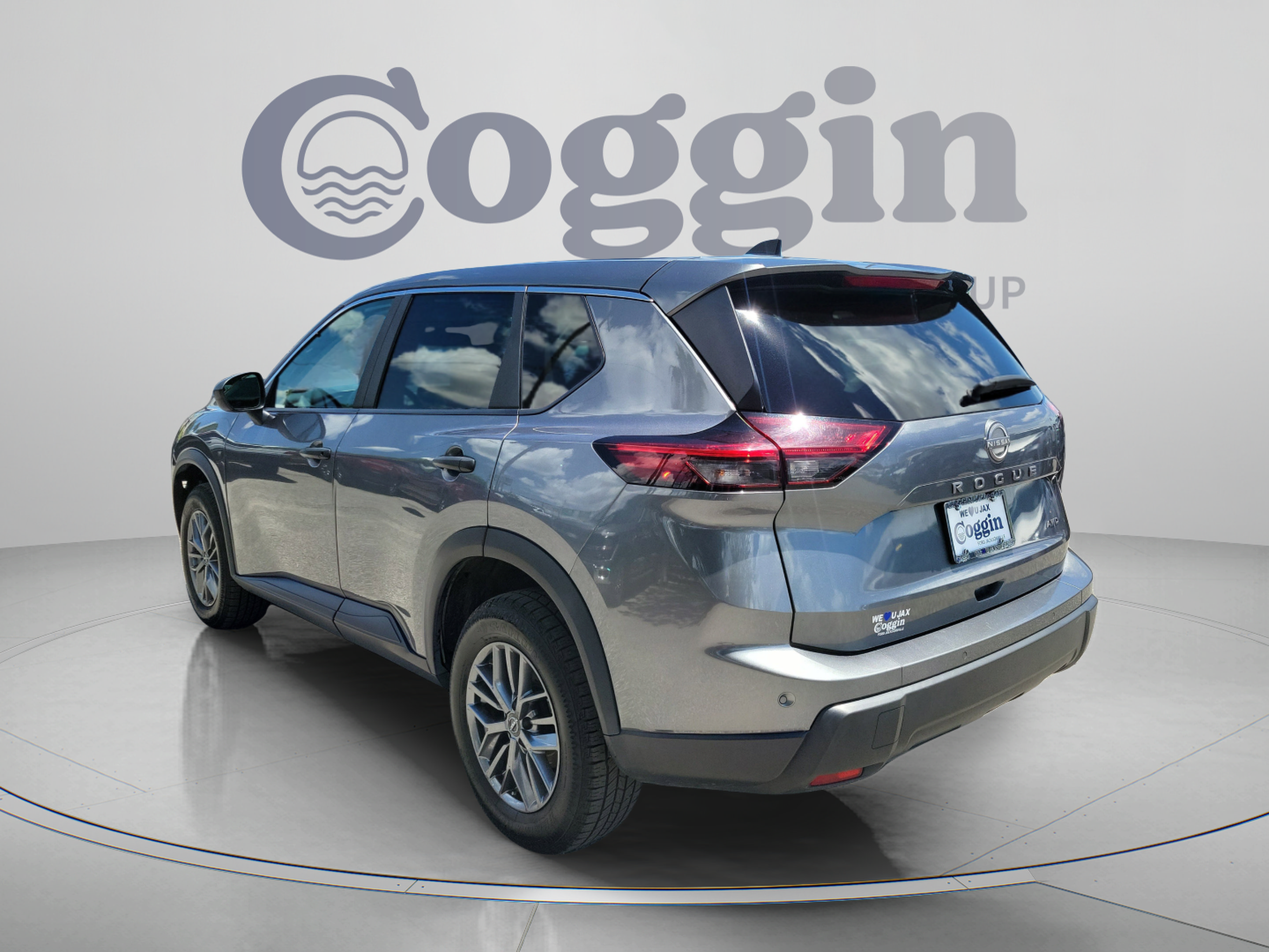Used 2024 Nissan Rogue S AWD/4WD image 2