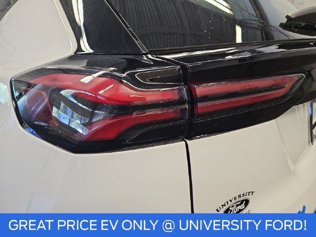 Used 2023 Chevrolet Bolt EUV LT w/ Convenience Package FWD image 32