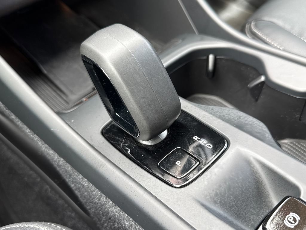 Used 2024 Volvo XC40 B5 Core image 21