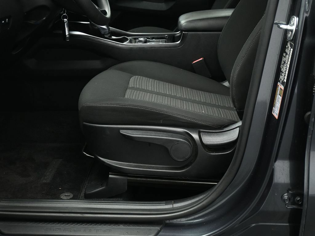 Used 2023 Kia Sorento LX image 37