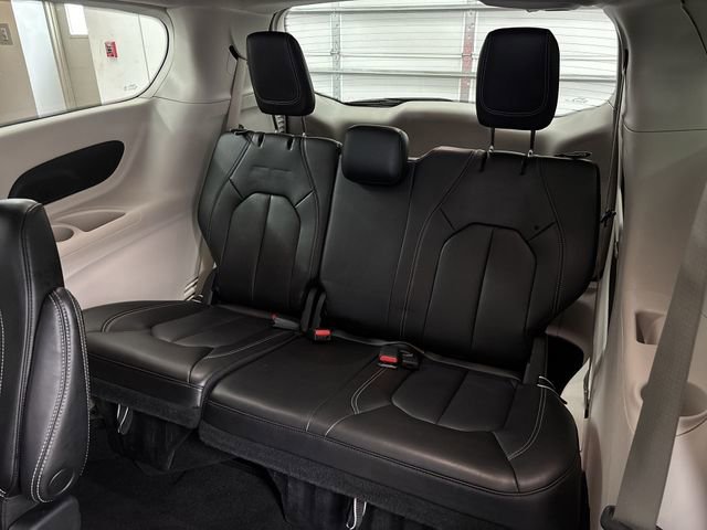 Used 2023 Chrysler Pacifica Touring-L image 13