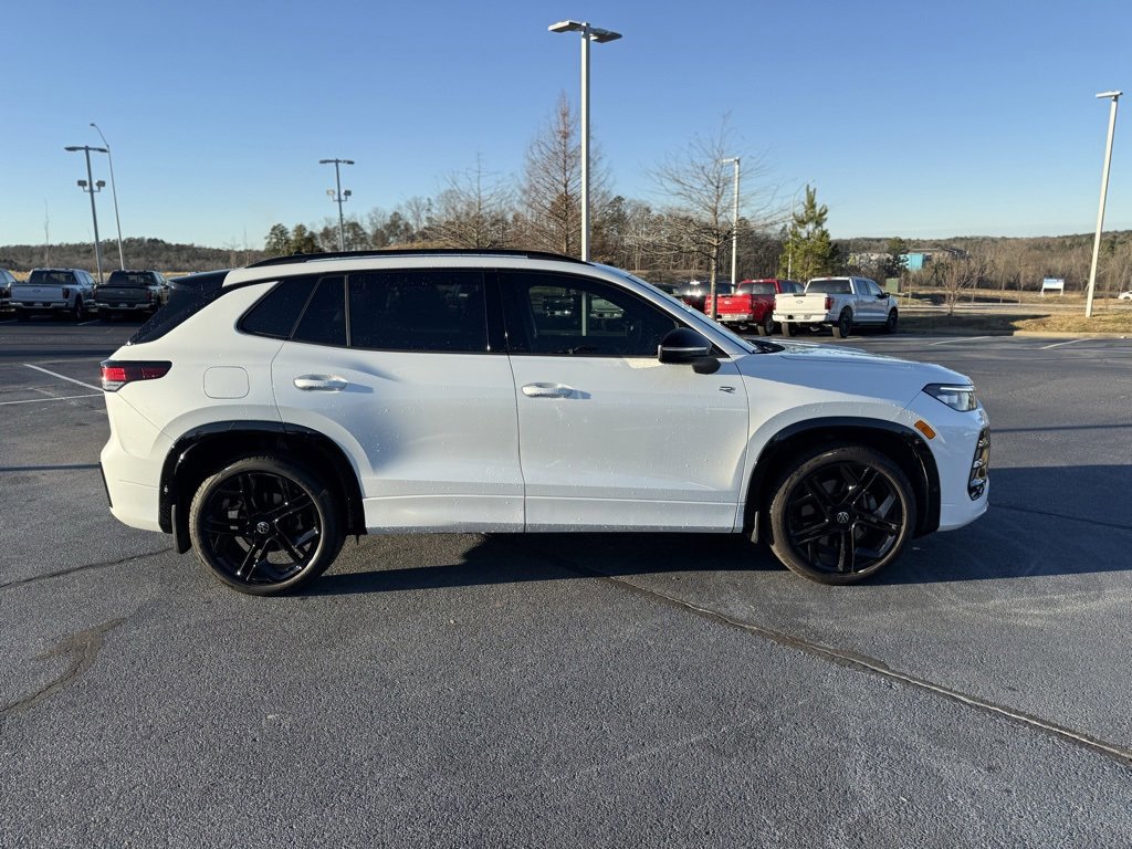 Used 2025 Volkswagen Tiguan SE R-Line image 6