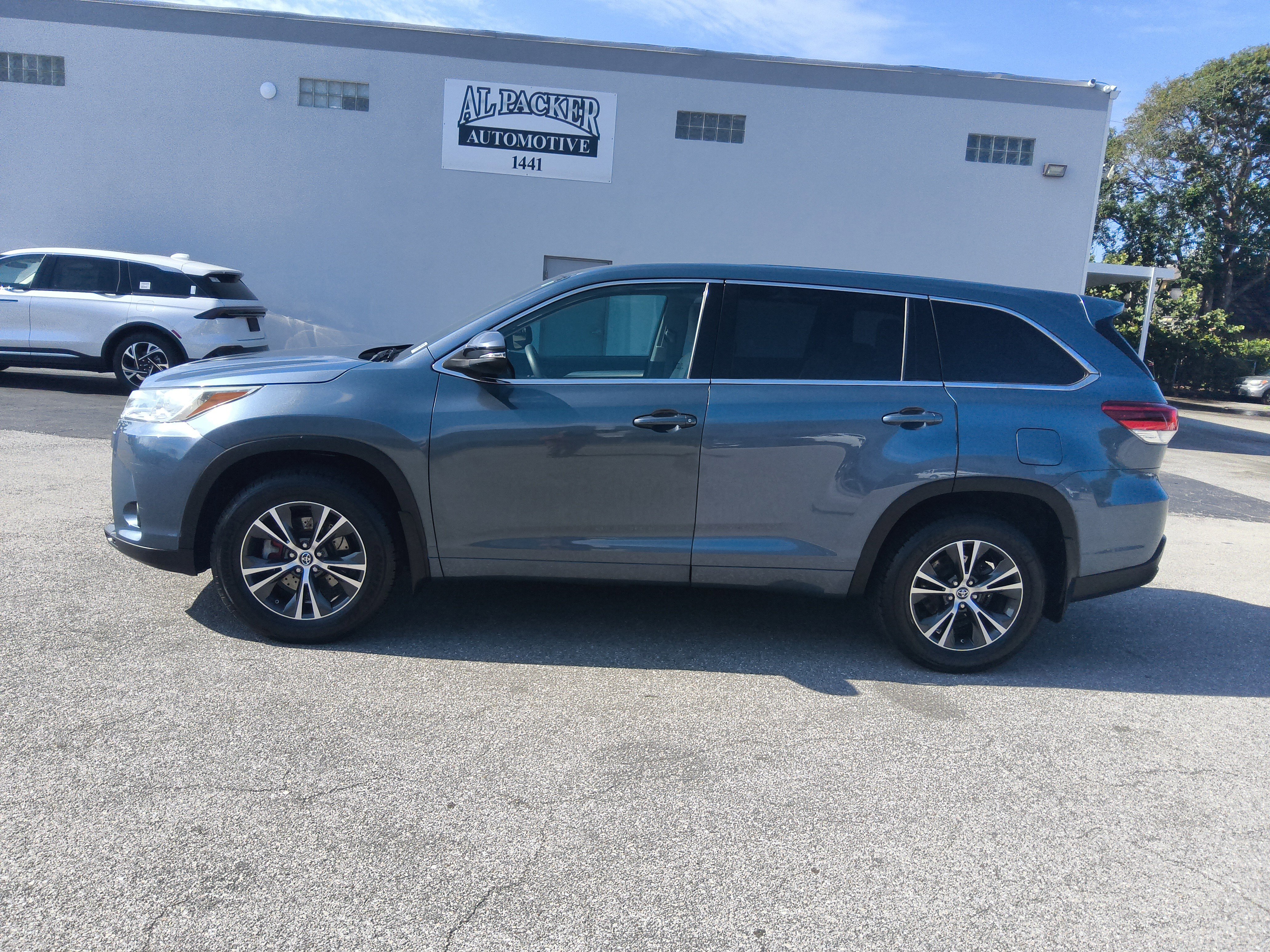 Used 2018 Toyota Highlander LE FWD image 2