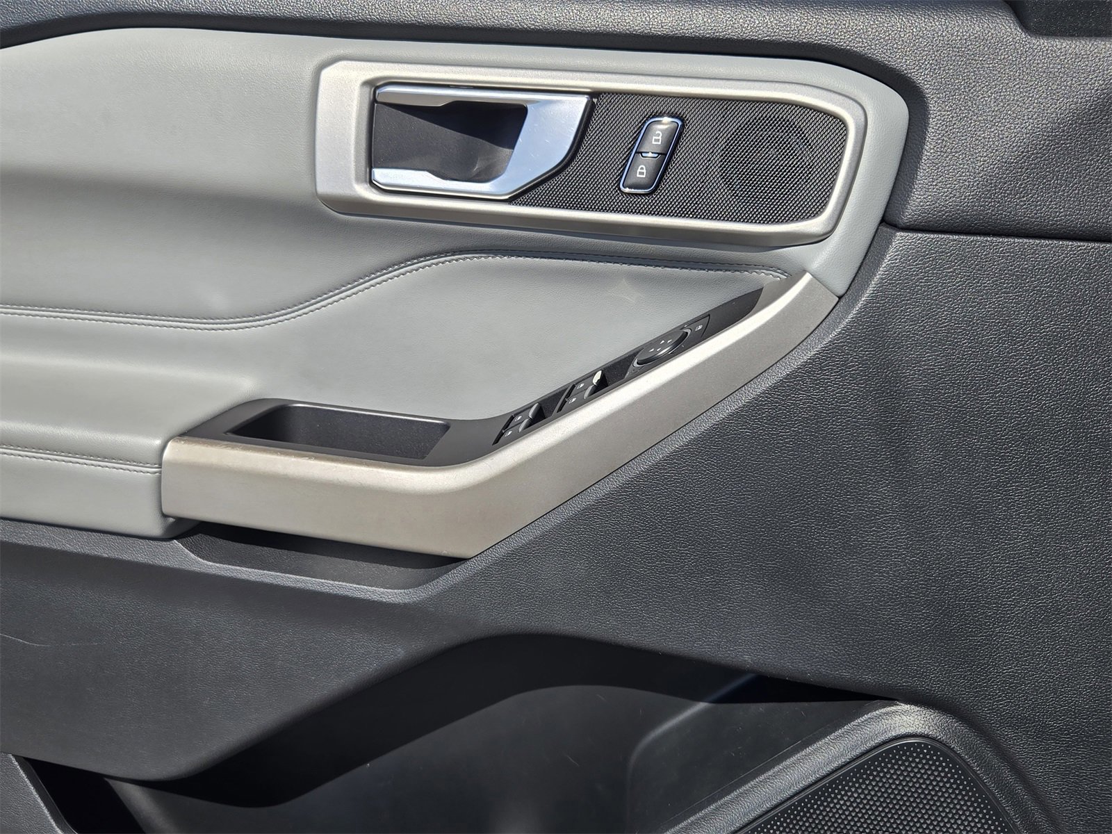 Certified 2022 Ford Explorer XLT w/ Equipment Group 202A image 21