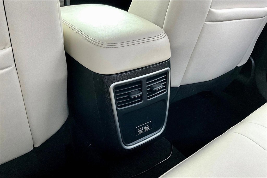 Used 2022 Chrysler 300 Touring w/ Sport Appearance Package image 33