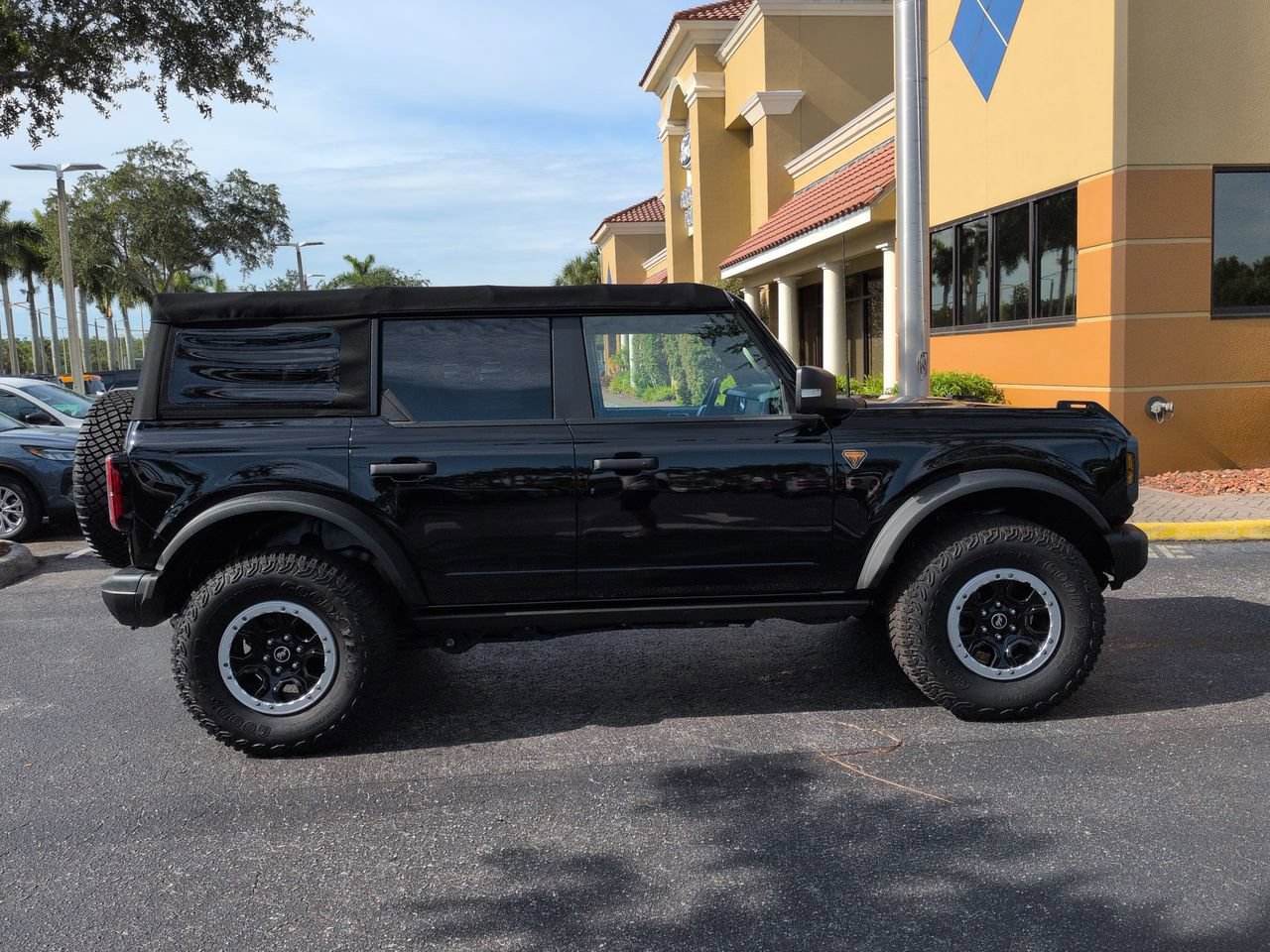 Certified 2022 Ford Bronco Badlands AWD/4WD image 3