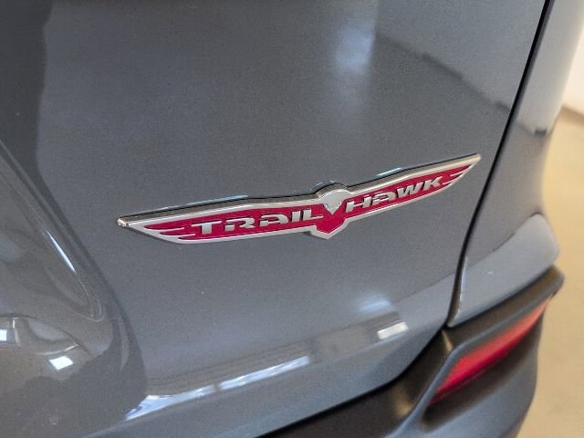 Used 2022 Jeep Cherokee Trailhawk w/ Trailhawk Elite Value Package AWD/4WD image 39