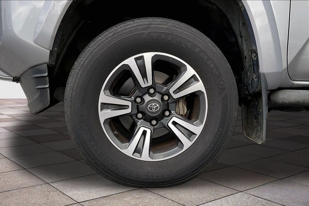 Used 2017 Toyota Tacoma TRD Sport w/ Tow Package RWD image 9