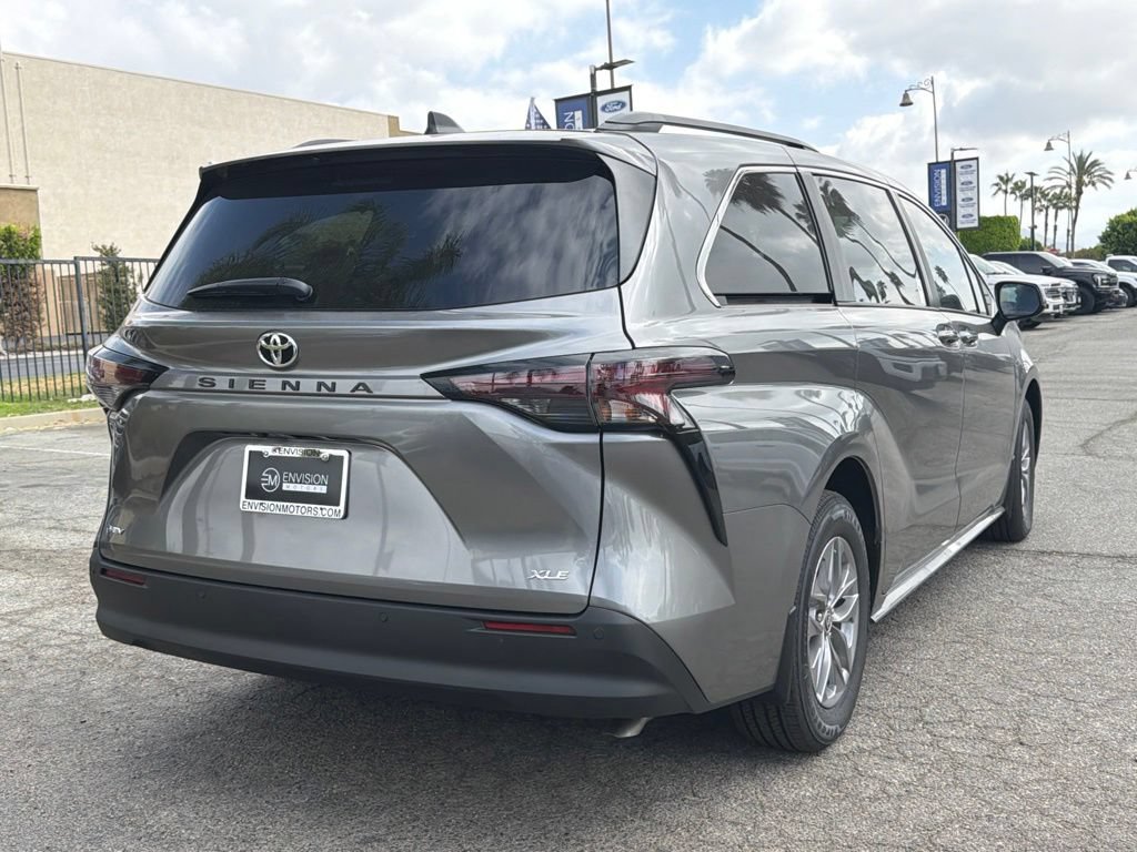 Used 2026 Toyota Sienna XLE FWD image 10