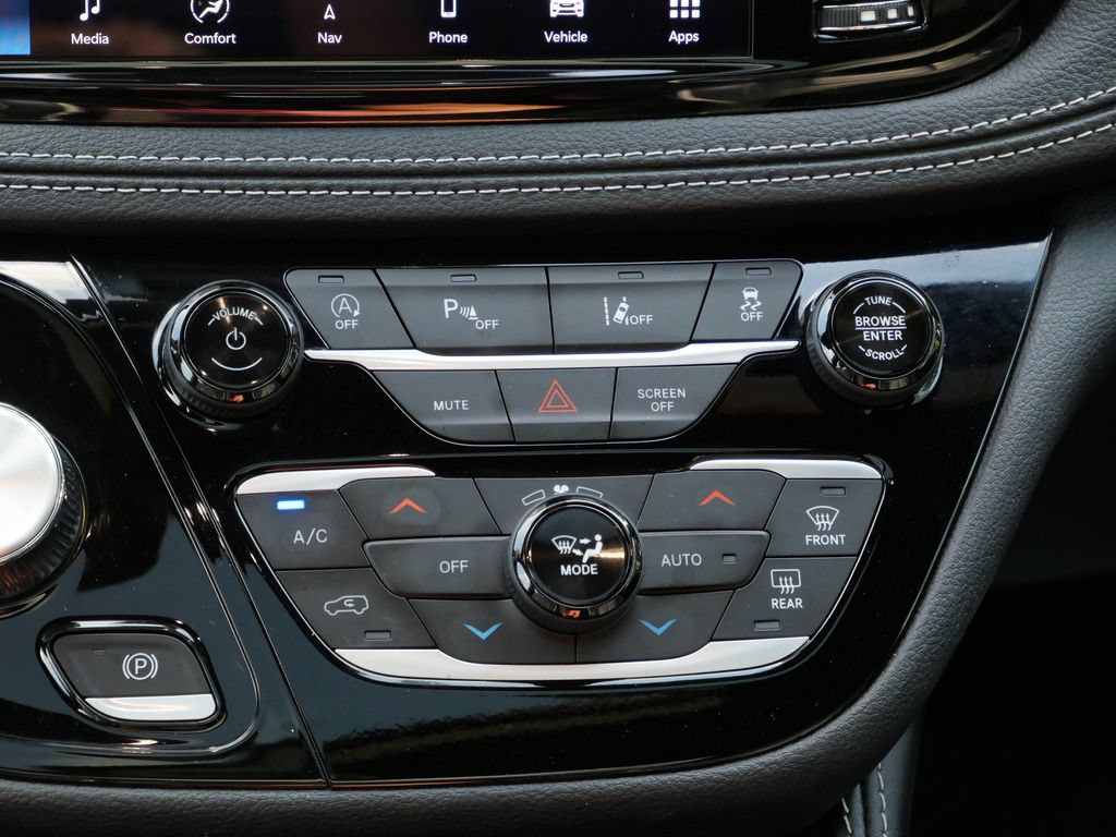 Used 2025 Chrysler Pacifica Limited FWD image 18
