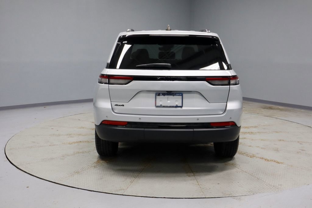 Used 2024 Jeep Grand Cherokee Altitude AWD/4WD image 11