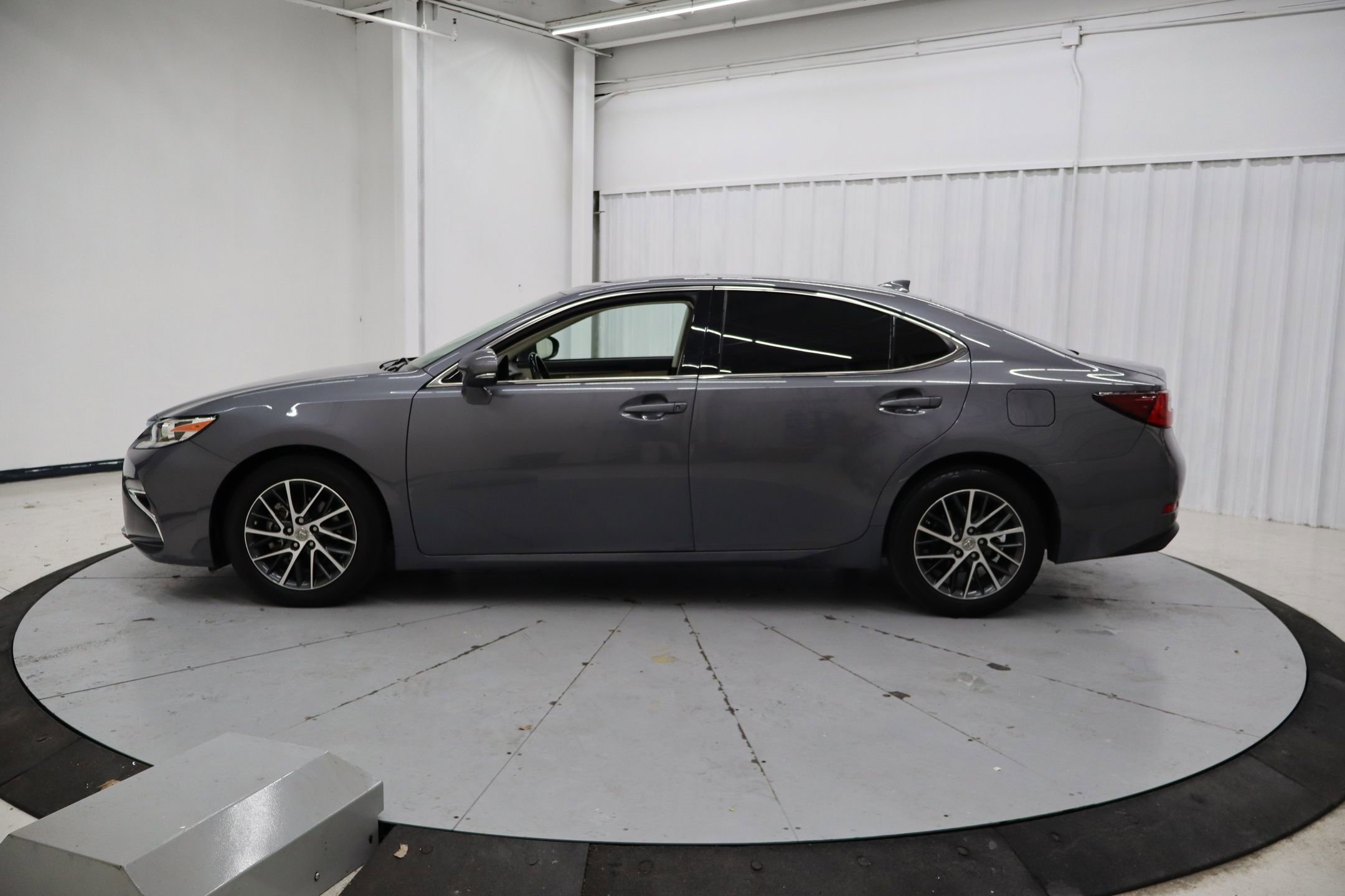 Used 2017 Lexus ES 350 w/ Luxury Package image 9