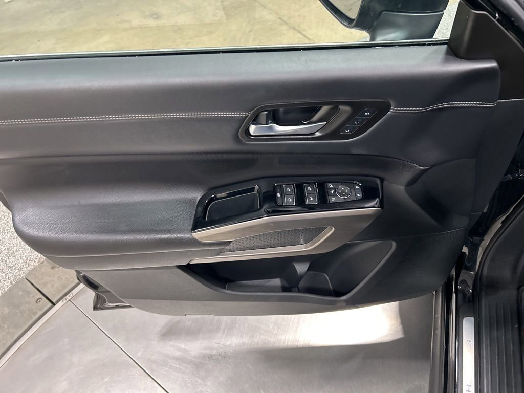 Used 2024 Nissan Pathfinder Platinum image 13