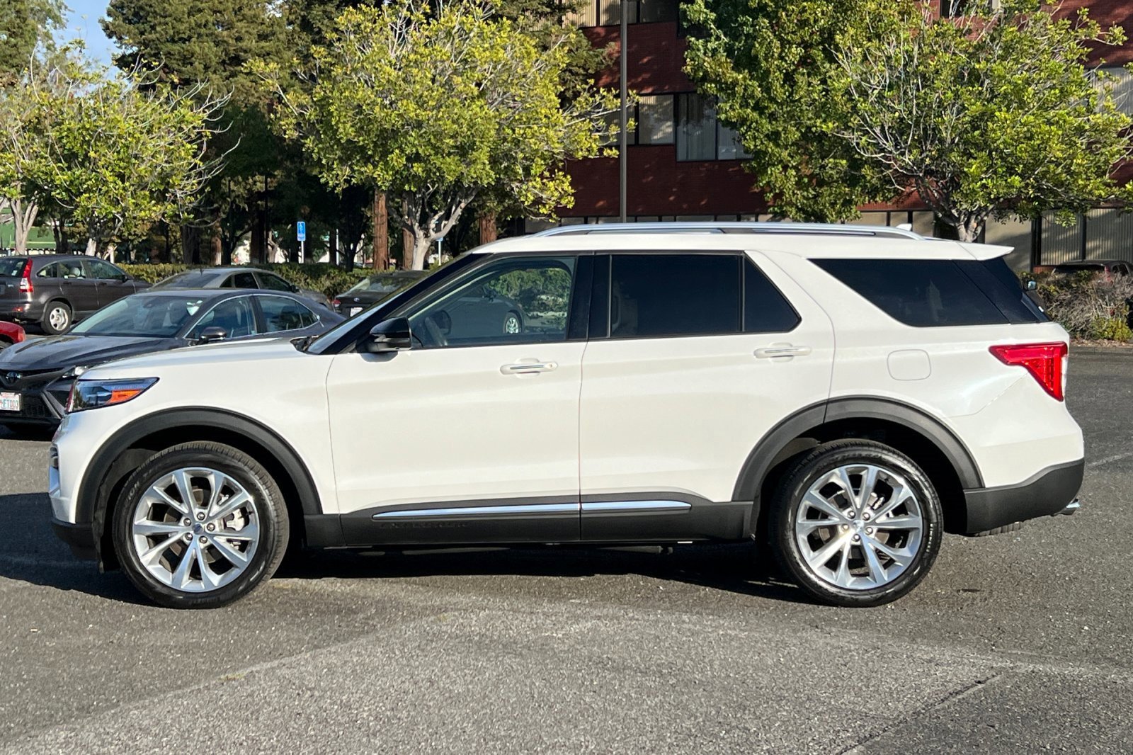 Certified 2022 Ford Explorer Platinum w/ Equipment Group 601A image 2