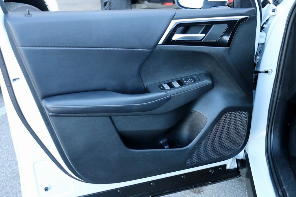 Used 2024 Mitsubishi Outlander SE image 15